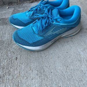 NWOB Womens Brooks Levitate